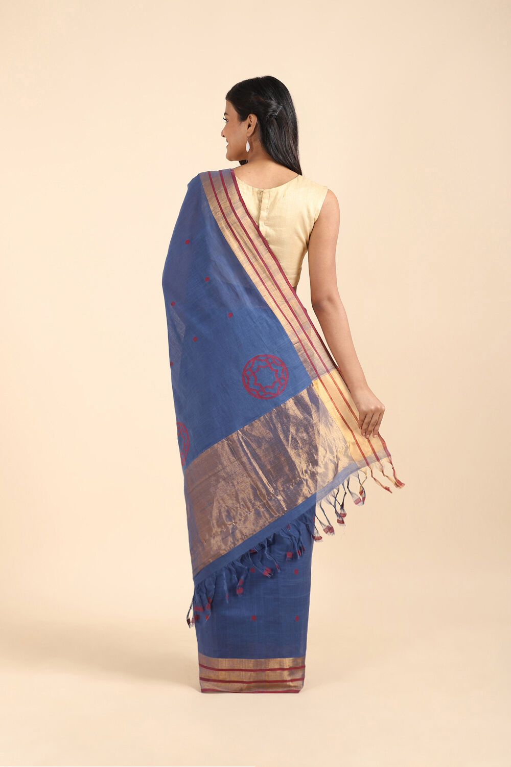 Extremely smart ponduru khadi saree with double silk border. This saree is  subtle, rich and has more labour than a jamdani saree… | Checks saree, Khadi  saree, Saree